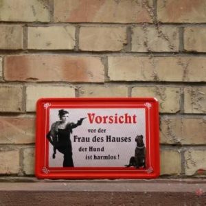 Hundeschild - Vorsicht Vor der Frau des Hauses